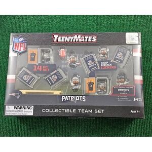 TEENYMATES NFL Patriots Collectible Team Set 14 Piece‎ Coach Figures Lockers